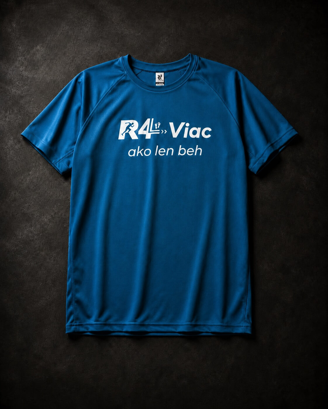 Modré športové tričko s bielym textom a logom s nápisom „R4 Viac ako len beh“ na prednej strane.